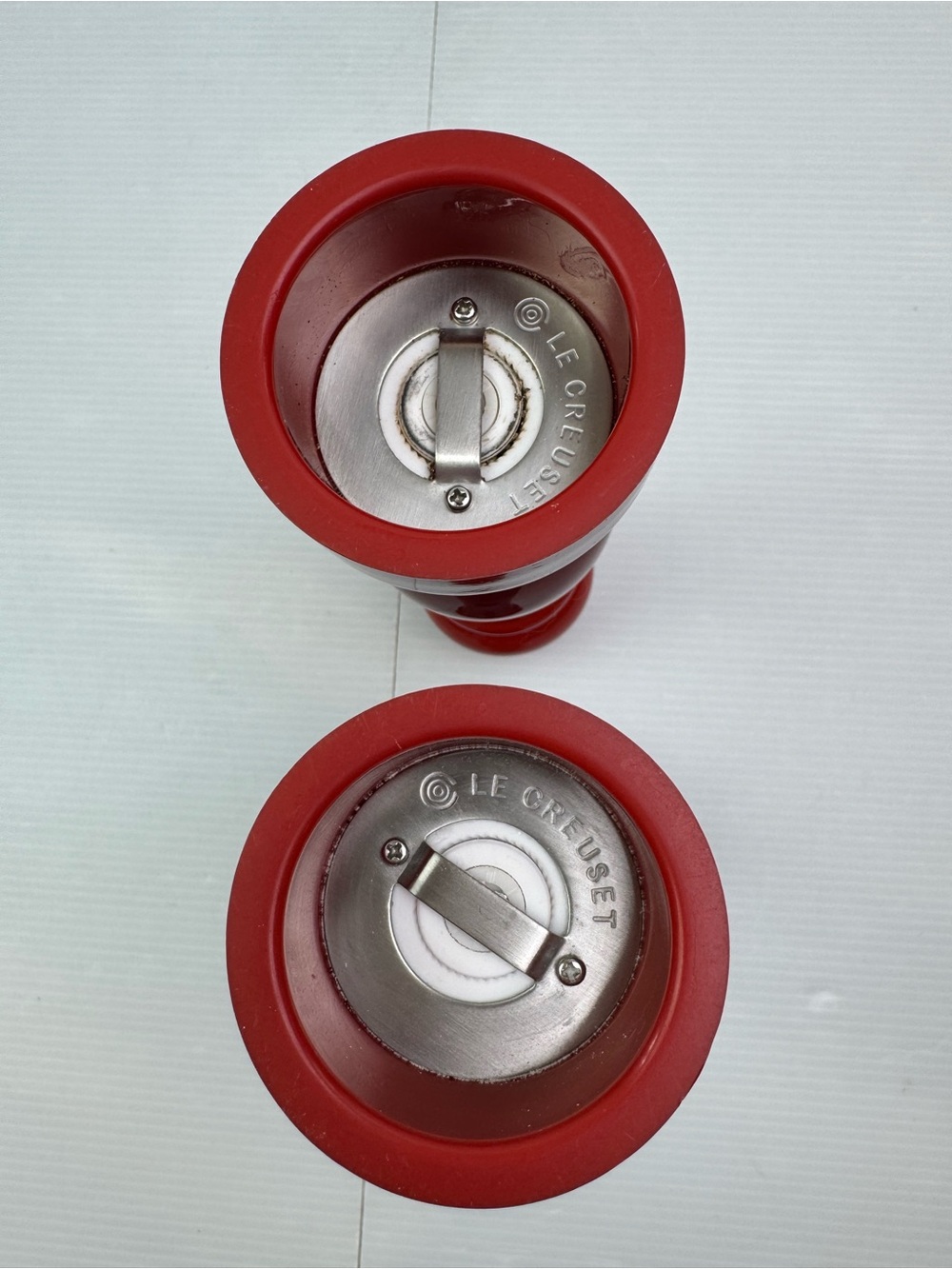 Le Creuset Salt and Pepper Mill Set of 2 Cerise Red 8" Classic Grinder - Picture 7 of 10